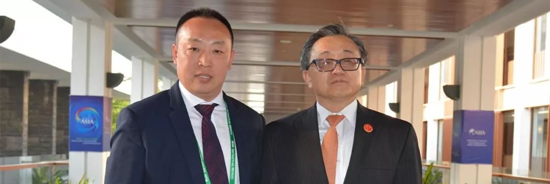 美女干逼逼网站联合国副秘书长刘振民和赵章栓会长在博鳌亚洲论坛亲切交"